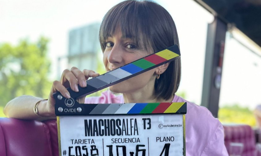 Marina Campos amb la claqueta de la sèrie de Netflix "Machos Alfa"