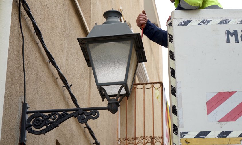 Operari substituint una de les bombetes, al carrer de Sant Plàcid