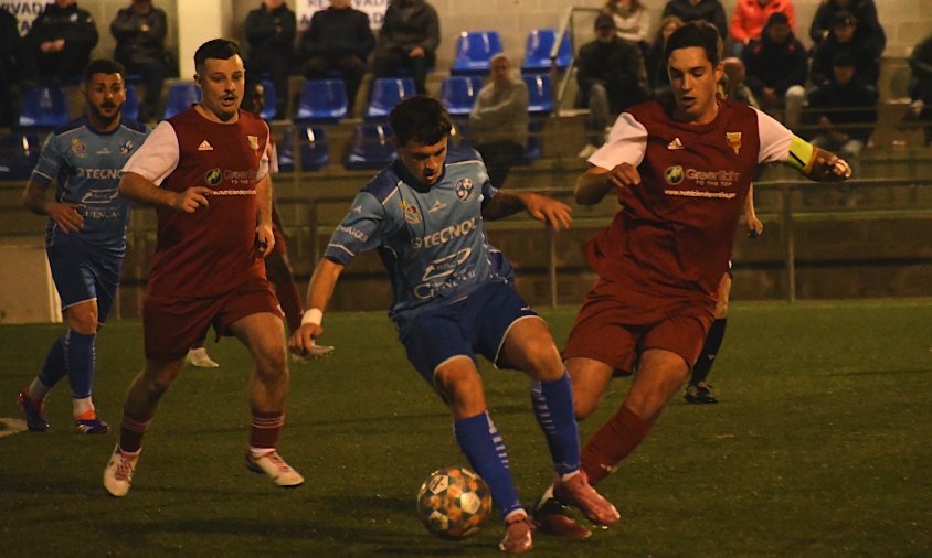 Un jugador del Cambrils Unió protegeix la pilota en el partit contra l'Ulldecona