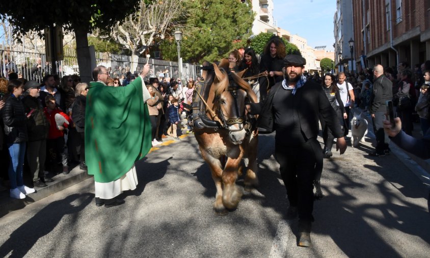 Pas dels Tres Tombs per davant de l'Ermita de la Mare de Déu del Camí