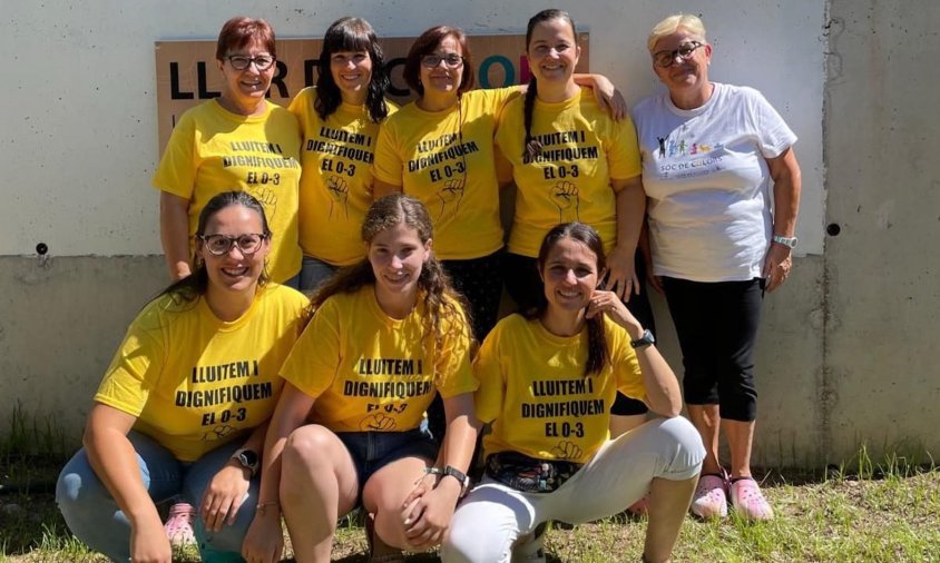 Foto de grup d'algunes educadores d'escoles bressol amb les samarretes grogues reivindicatives