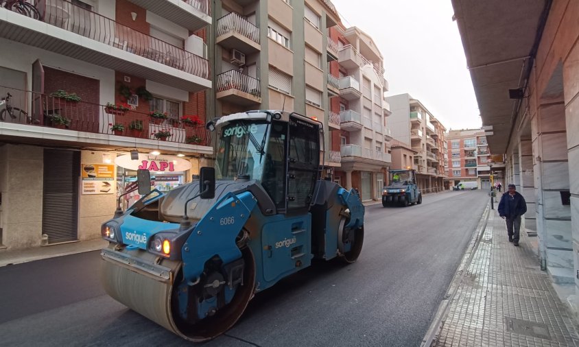 Carrer de València, recentment asfaltat, en una imatge d'ahir, dilluns, a la tarda