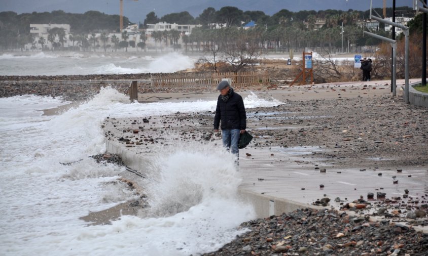 Un senyor observa com trenquen les onades al passeig de les Palmeres, durant el temporal Glòria