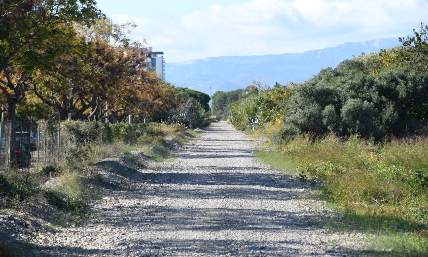 Imatge de l'antic traçat ferroviari, per on circularà el TramCamp