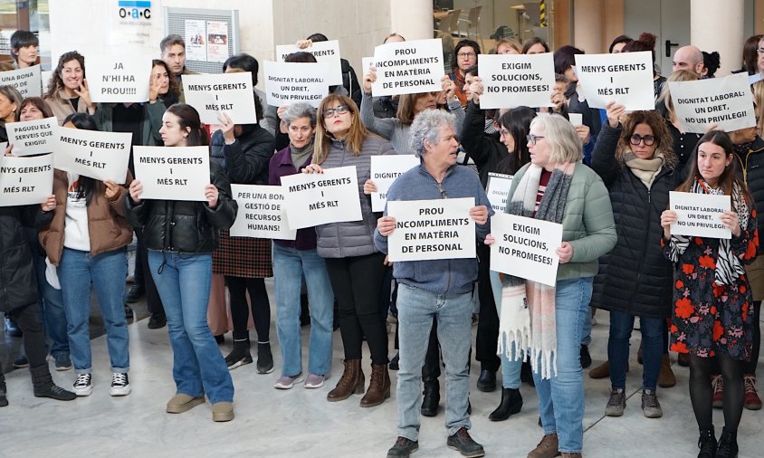 Treballadors municipals concentrats al vestíbul de l'Ajuntament, durant la protesta d'ahir al matí