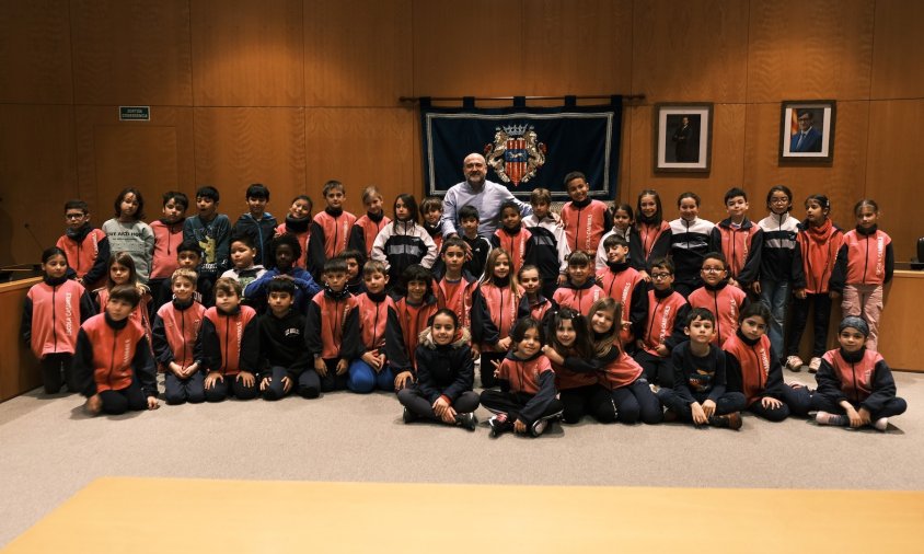 Foto de grup dels estudiants amb l'alcalde