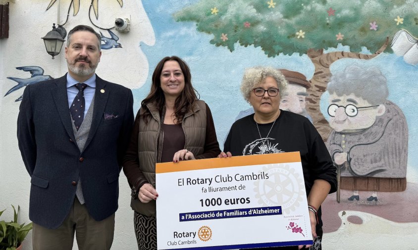 L'anterior president Joan Ball-llosera i l'actual president Aurora Fornos van fer entrega del xec a la presidenta de l'AFA, Carmen Barros