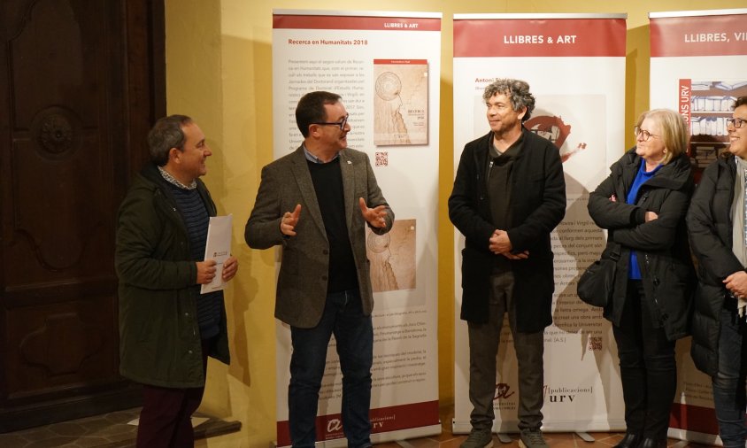 D'esquerra a dreta: Gerard Martí, director del Museu d'Història de Cambrils; José Antonio Moreno, comissionat de Política Lingüística i del segell Publicacions URV; i Jordi Barberà, regidor de Cultura