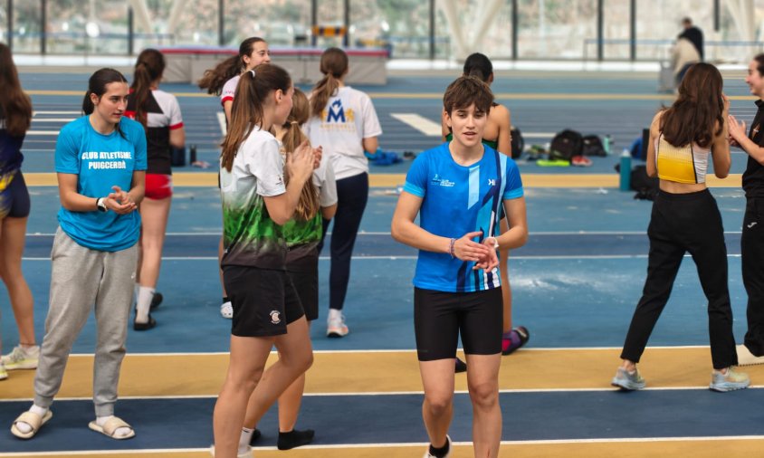 Aina Ferré a la pista coberta de Sabadell