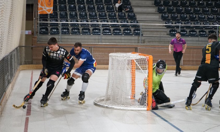 Un moment del partit disputat aquest passat dissabte entre el Cambrils CH i el CP Riudoms