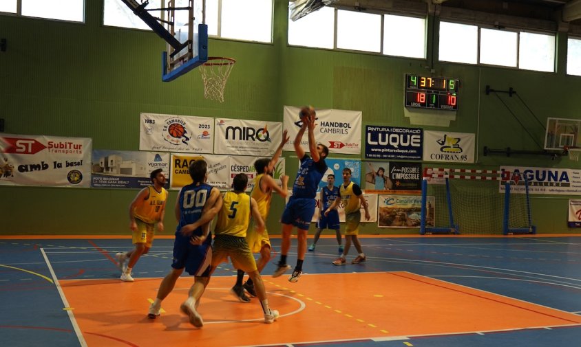 Un moment del partit entre el Cofran 95 CB Cambrils i l'AE Claret, aquest passat diumenge al matí