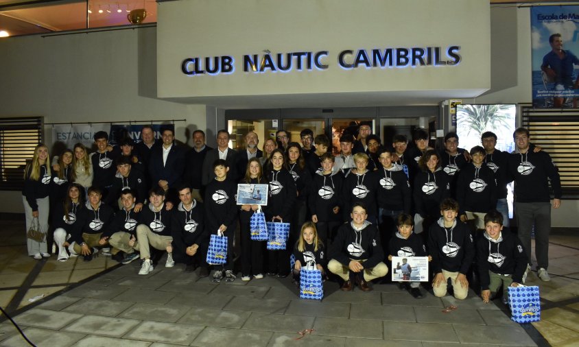 Foto de família amb els regatistes i tècnics del club