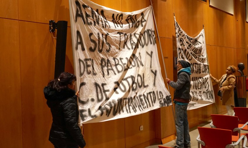 Treballadors de la neteja de les instal·lacions esportives, protestant durant el ple del passat 23 de desembre