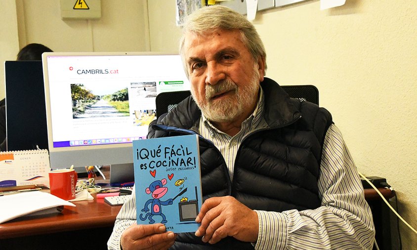 Josep Pallarols amb el seu llibre de cuina