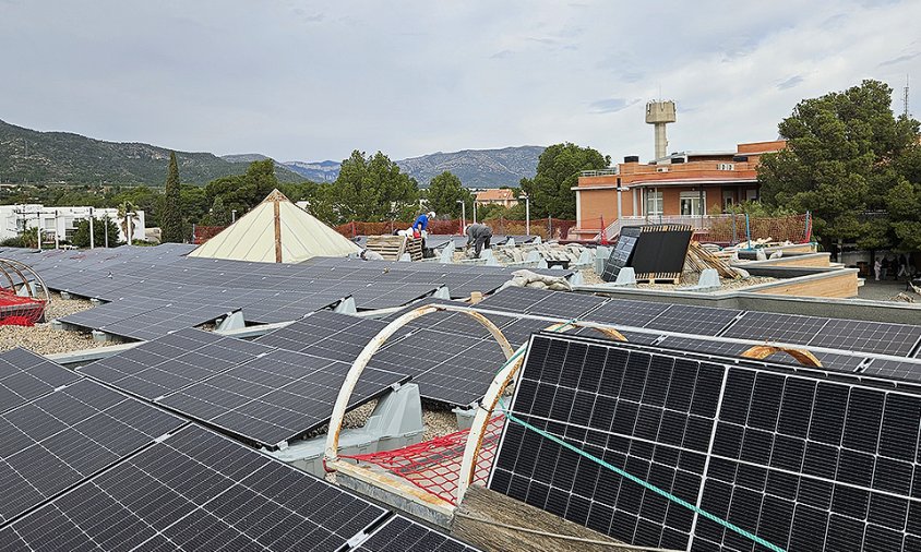 Imatge de les plaques solars que s'han instal·lat a la coberta de la llar d'infants