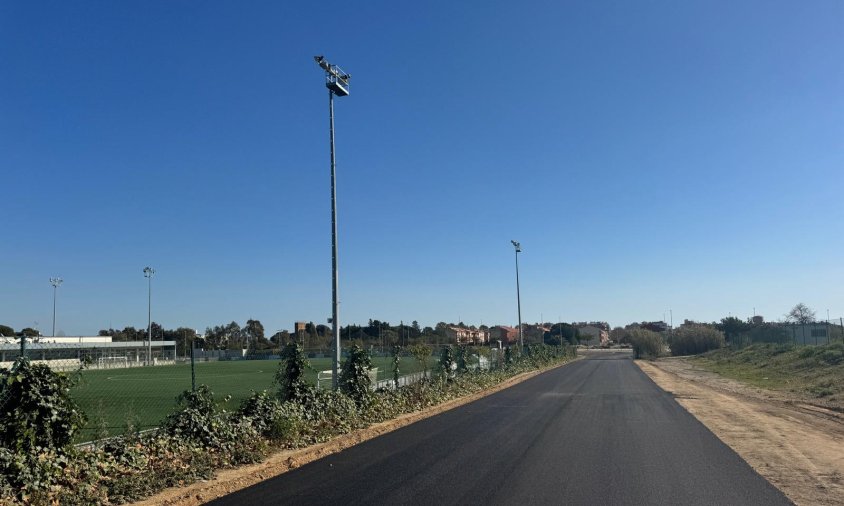 Aquest vial passa entre els camps de futbol de baix i la pista de tir amb arc