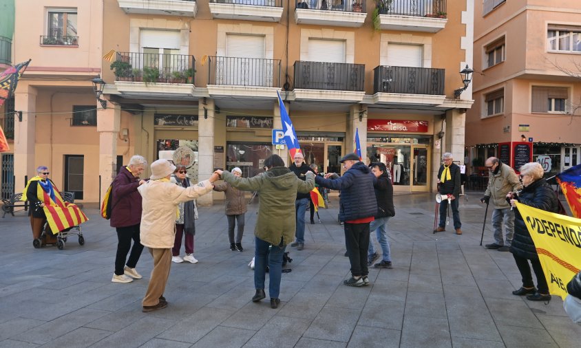 Les Àvies i Avis, ahir al matí, ballant una sardana al mig de la plaça de la Vila