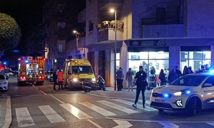 Imatge de l'actuació de Bombers, ambulàncies i Policia Local, poc abans de dos quarts de vuit