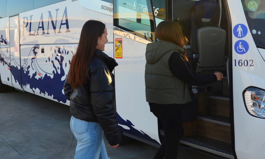 Imatge d'unes usuàries pujant a un autobús de l'empresa Plana