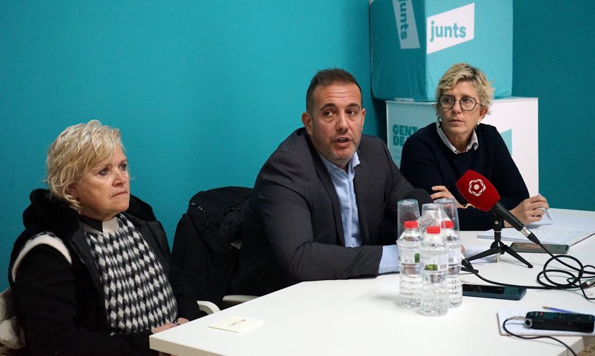 Els tres regidors del grup municipal de Junts, durant la roda de premsa d'aquest matí