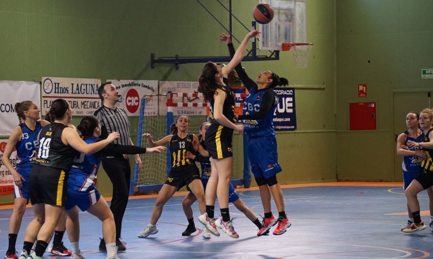 Un moment del partit del CB Cambrils femení i el CB Altafulla ahir al migdia