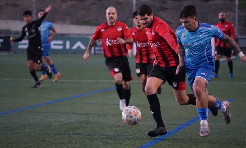 Jugada del partit del Cambrils Unió B davant de l'Hospitalet de l'Infant, aquest passat dissabte a la tarda