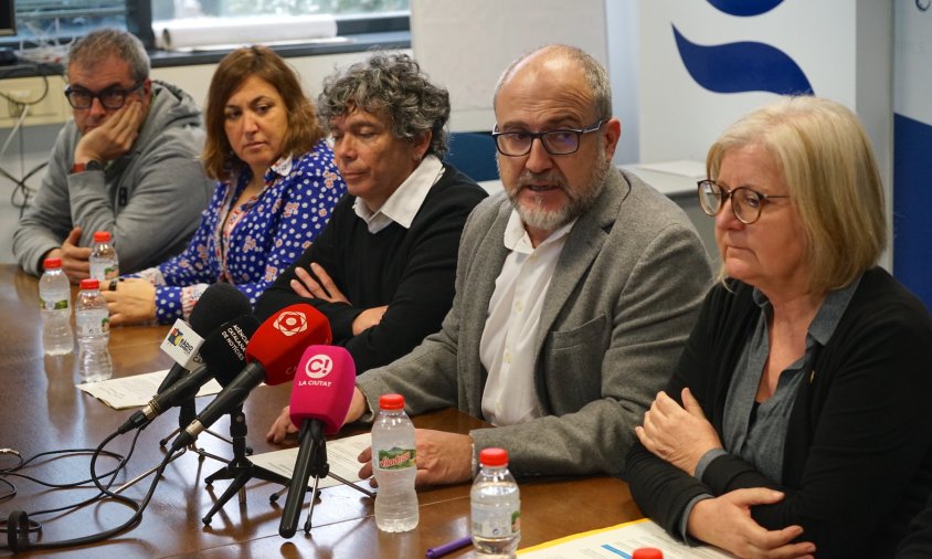 Alfredo Clúa, envoltat dels regidors de PSC, ERC i EcP durant la roda de premsa d'aquest matí