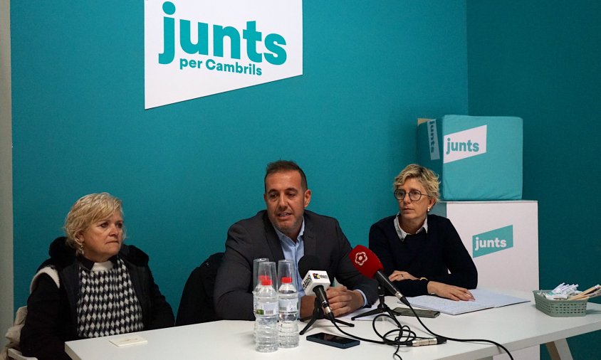 Els tres regidors del grup municipal de Junts, durant la roda de premsa del passat divendres que ha provocat aquesta crisi