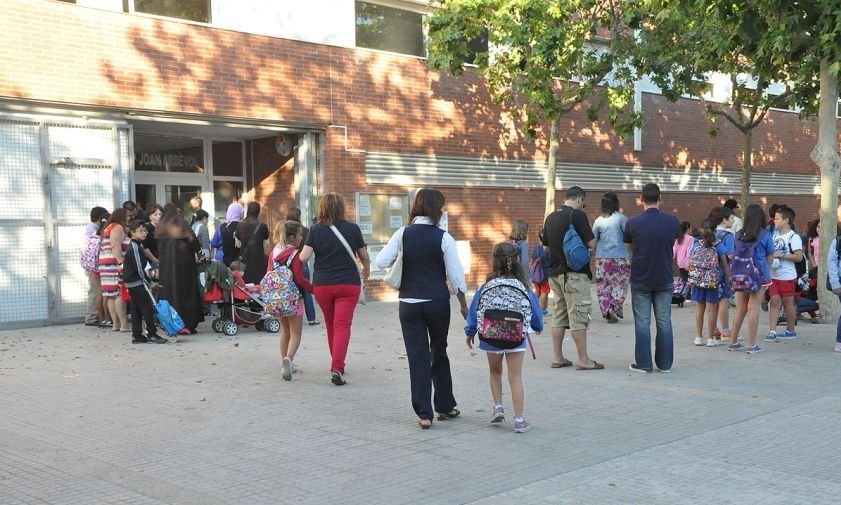 Imatge d'arxiu d'una entrada a l'escola Joan Ardèvol