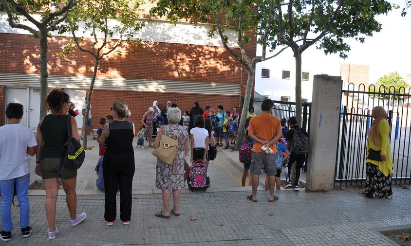 Imatge de l'entrada a l'escola Joan Ardèvol