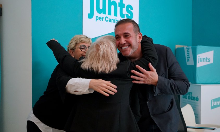 Els tres regidors del grup municipal de Junts s'abracen després d'anunciar que marxen a l'oposició