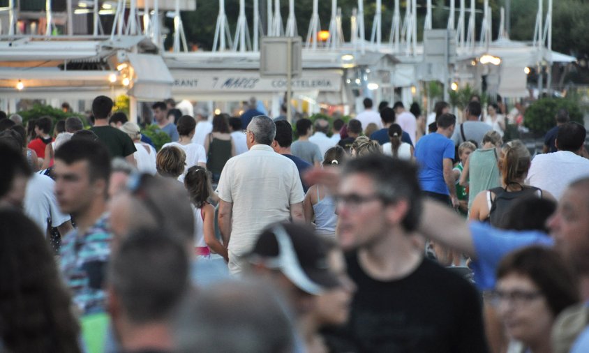 Imatge d'arxiu de gent passejant pel port de Cambrils aquest estiu