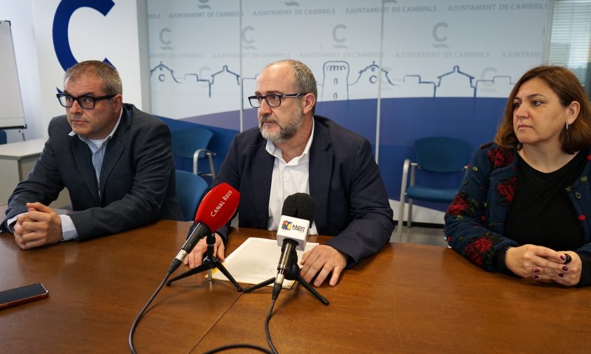 Els tres regidors del grup municipal del PSC, durant la roda de premsa d'ahir en que l'alcalde Alfredo Clúa va anunciar la seva renúncia al càrrec