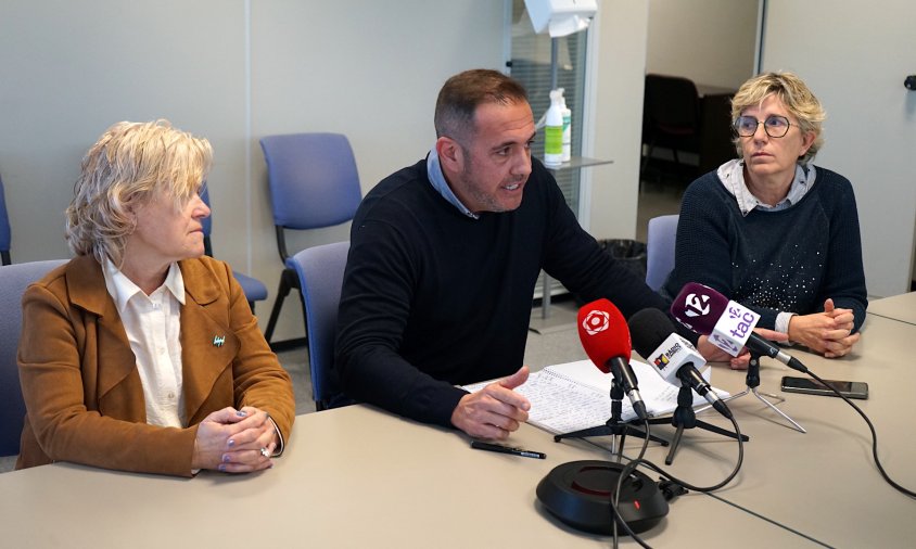 Els tres regidors del grup municipal de Junts per Cambrils, durant la roda de premsa d'aquest matí