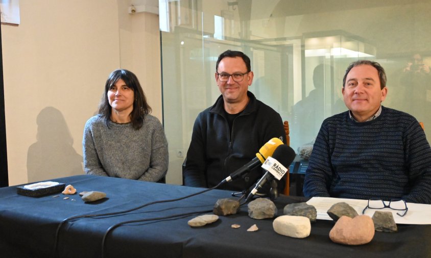 Els arqueòlegs i directors de l'excavació, Marta Fontanals i Josep Maria Vergès, juntament amb el director del Museu d'Història de Cambrils, Gerard Martí