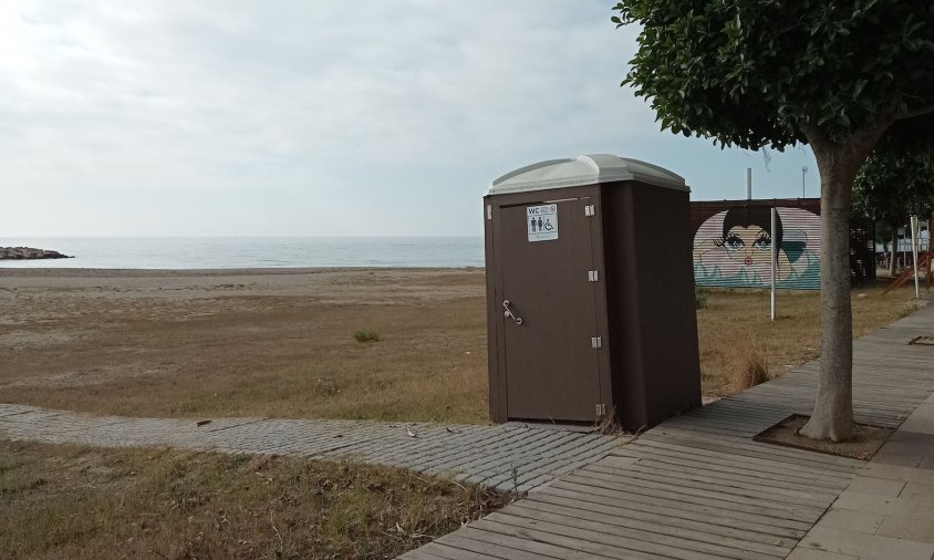 Lavabo ubicat a la platja de la Llosa