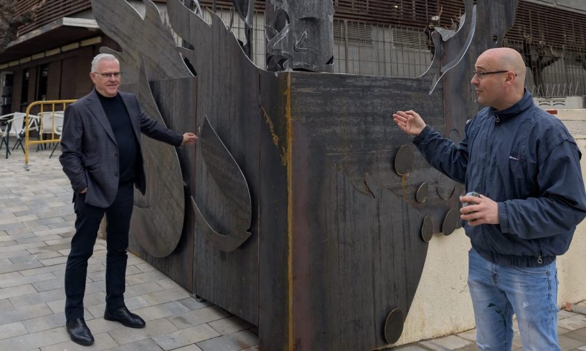 L'alcalde de Salou, Pere Granados, amb l'artista cambrilenc David Callau, ahir, visitant el muntatge de l'escultura