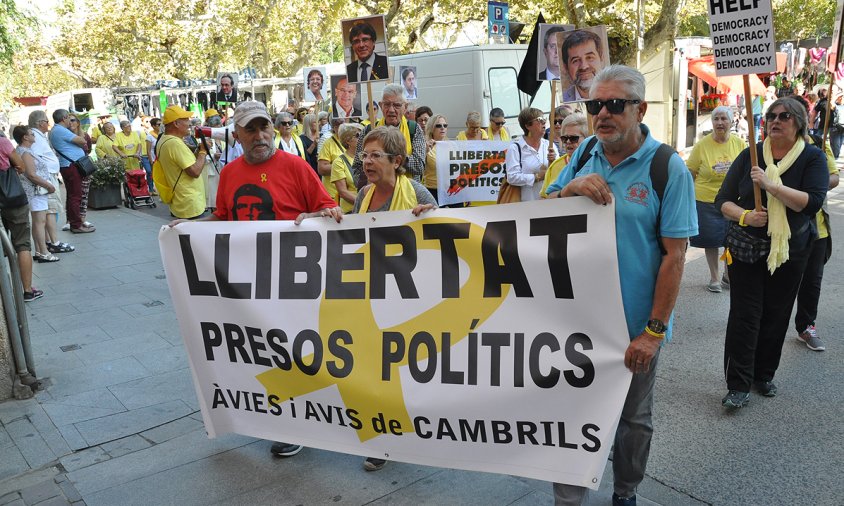 La manifestació dels Avis i Àvies a la cantonada del passeig d'Albert amb el carrer de l'Hospital