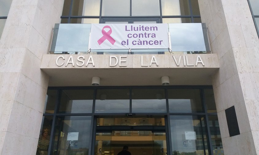 Crespó rosa que s'ha penjat a la façana de la Casa de la Vila