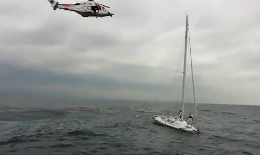 Imatge del rescat de Salvament Marítim (extreta d'un vídeo de Twitter de Salvament Marítim de Tarragona)