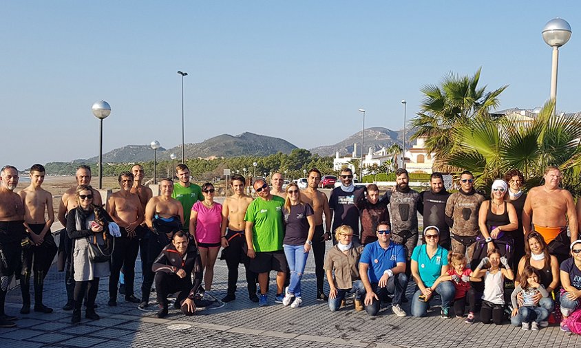 Imatge de grup dels participants a la jornada de neteja de platges