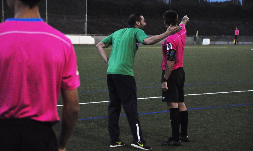 Moment en el que l'àrbitre mostra el camí del vestidor a l'entrenador del Cambrils Unió, Eduardo Franco, en el partit d'aquest darrer cap de setmana