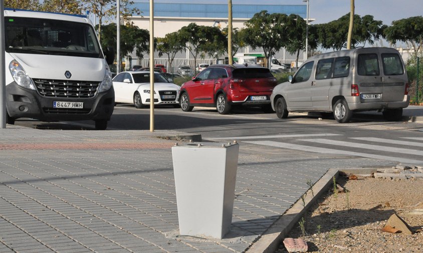 Un dels peus on hi havia un parquímetre, a la zona de la Fontcoberta