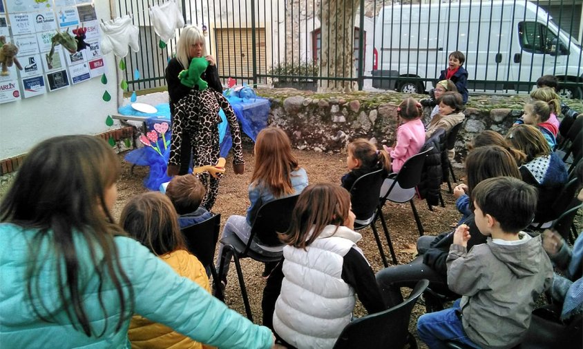 Imatge de la sessió de contes que es va fer per celebrar la Castanyada