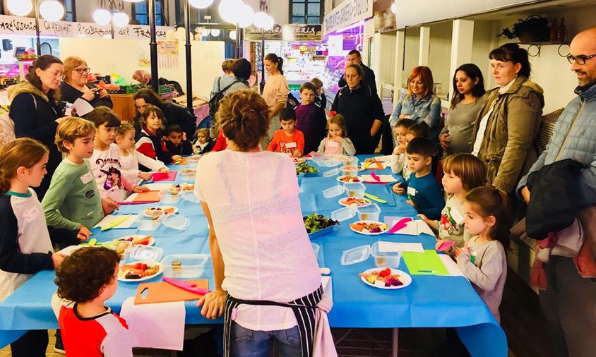 Imatge del taller culinari per a petits xefs al Mercat Municipal de la Vila