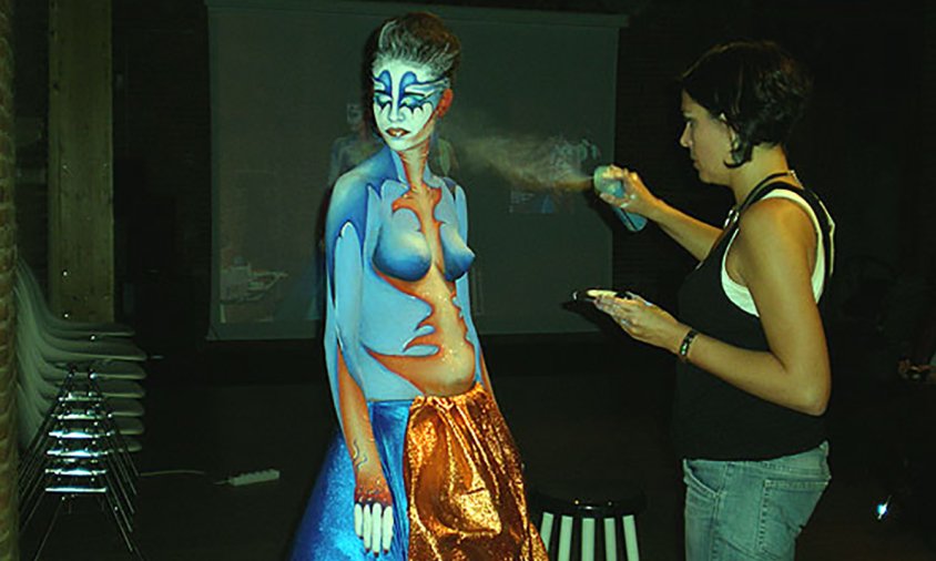 Bibiana Balagué realitzant la demostració de bodypainting