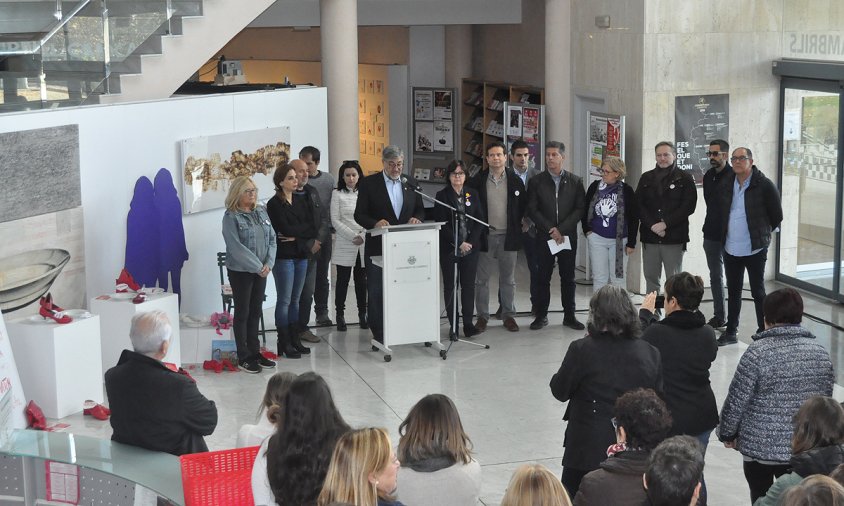 Un moment de la lectura del manifest contra la violència de gènere, ahir al migdia