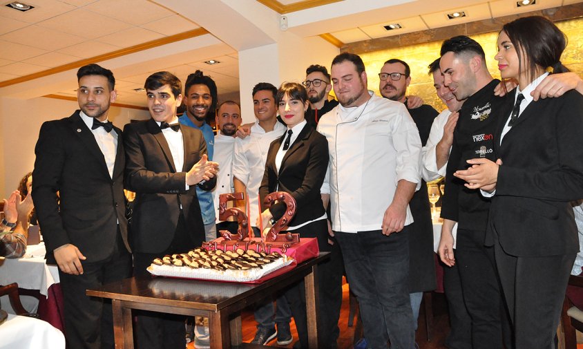 L'equip humà del restaurant Macarrilla amb els col·laboradors que van fer possible el sopar commemoratiu dels 52 anys