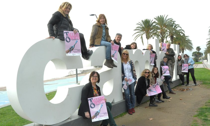 Presentació dels Tallers Oberts, ahir al migdia, davant de les lletres de Cambrils