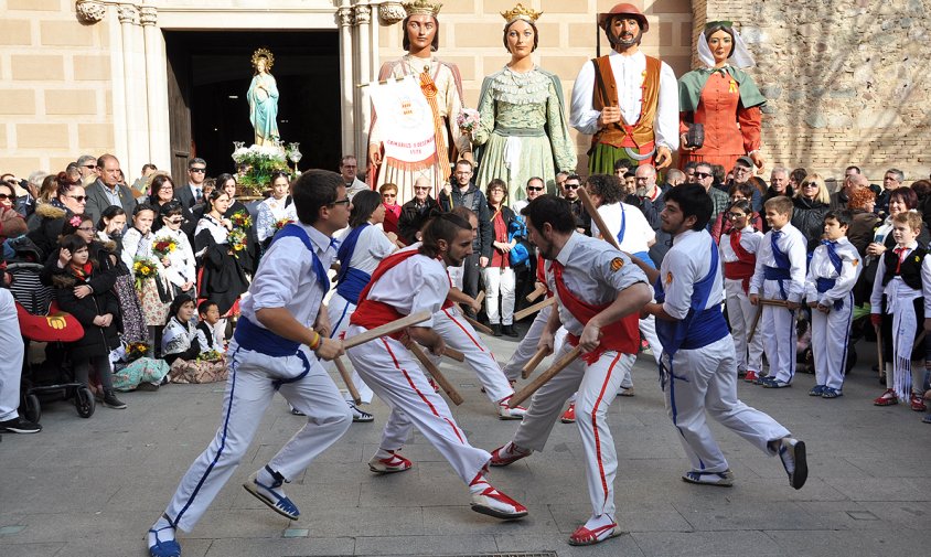 Actuació dels bastoners a la plaça de l'Església de Santa Maria, després de la professó